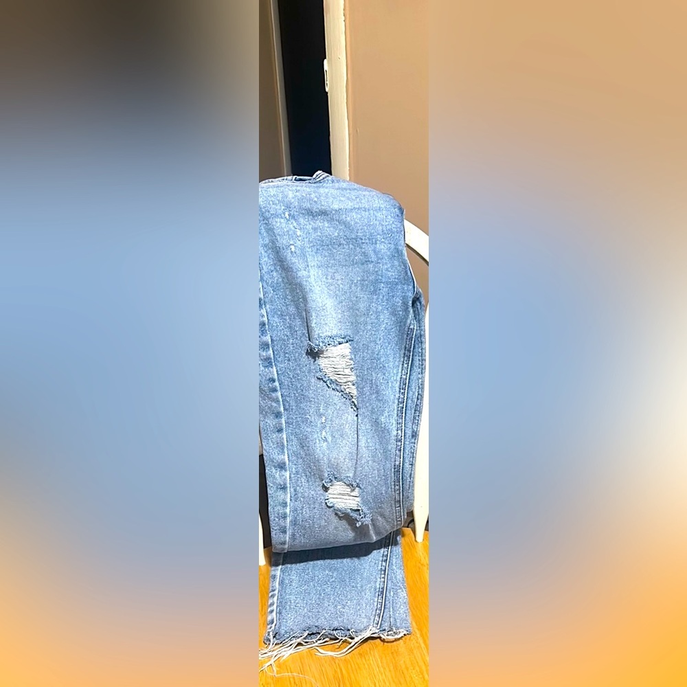 Its denim distressed hole blue jeans